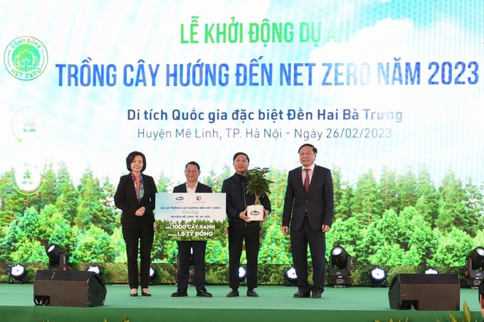  Lãnh đạo Bộ Tài nguyên & Môi trường và đại diện Vinamilk trao tặng bảng tượng trưng và cây xanh lưu niệm cho lãnh đạo huyện Mê Linh, Tp. Hà Nội