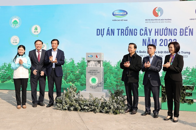  Phó Thủ tướng Trần Hồng Hà và các đại biểu cùng kéo dải lụa ra mắt trụ đá biểu tượng của dự án trồng cây hướng đến Net Zero tại sự kiện