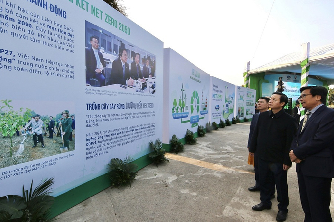  Phó thủ tướng Trần Hồng Hà cùng các đại biểu đi tham quan khu vực thông tin về mục tiêu Net Zero tại sự kiện