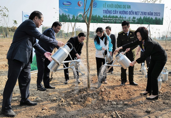 Phó Thủ tướng Trần Hồng Hà cùng đại diện các bộ ngành và địa phương trồng những cây xanh đầu tiên của dự án tại huyện Mê Linh, Hà Nội.
