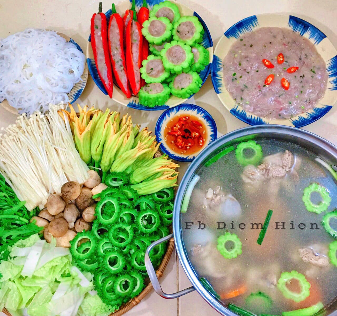 Cách nấu lẩu cá thác lác khổ qua: Nồi nước dùng được ninh từ xương ống- củ cải trắng- rễ ngò rí và củ hành tím.