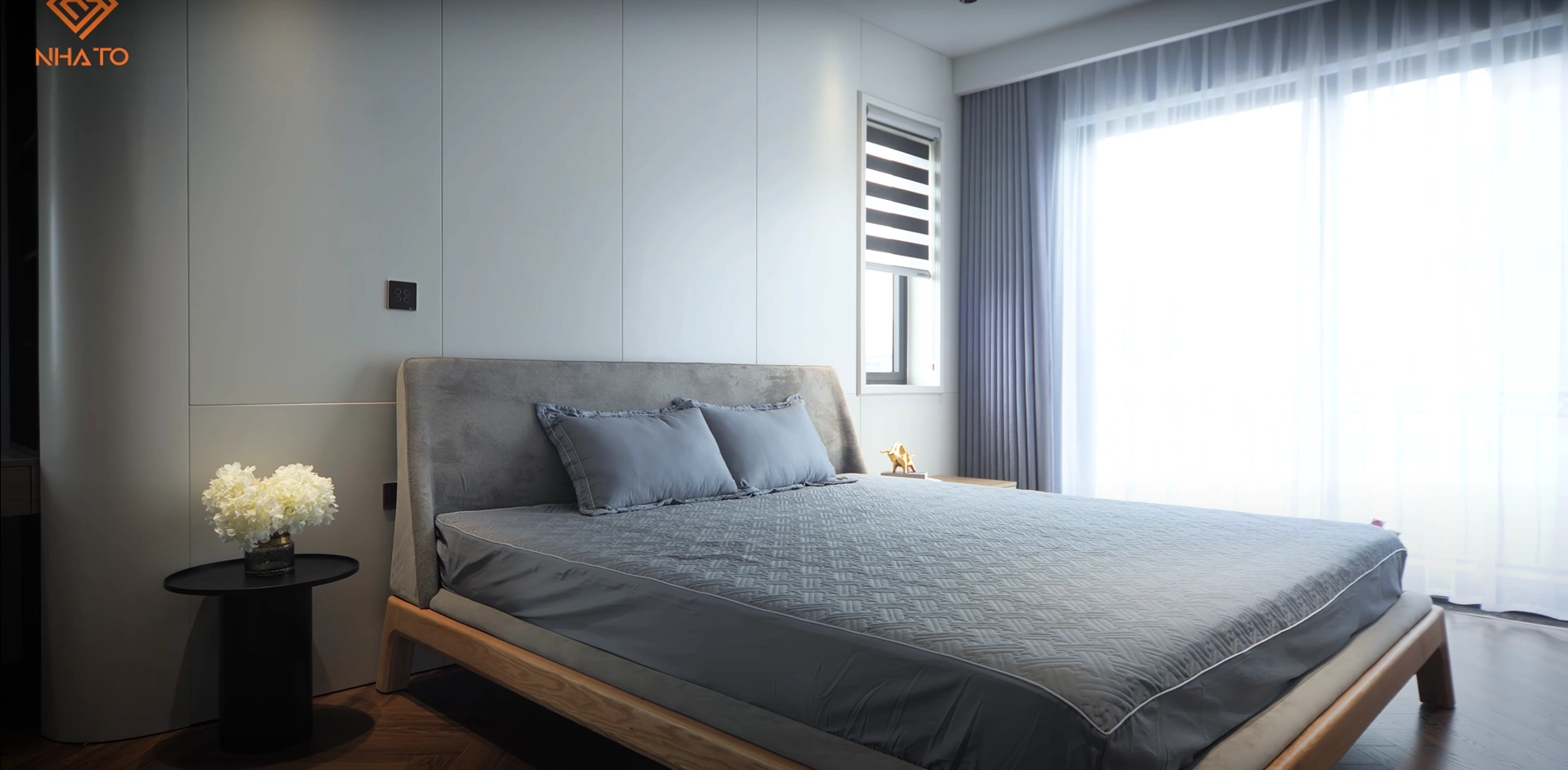  Phòng ngủ tại tầng 4 có thiết kế hiện đại với gam màu trung tính giống các tầng dưới.