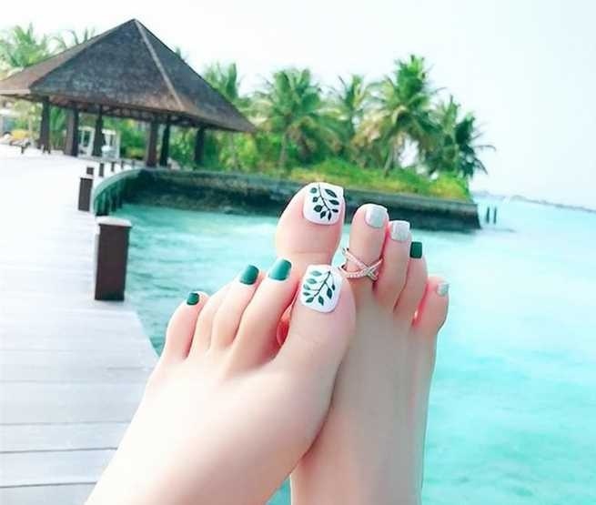 45 Mẫu móng chân đẹp màu xanh rêu sành điệu Trendy Nhất