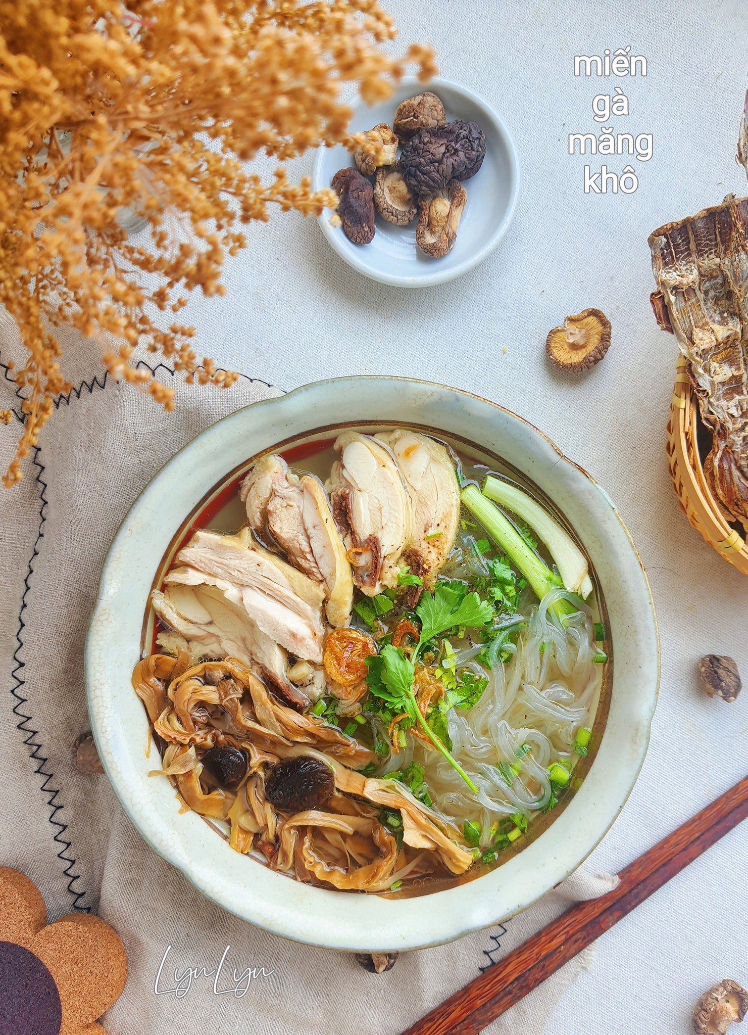 Cách nấu miến gà măng khô không khó nhưng cần có bí quyết để thành phẩm thơm ngon, nước dùng trong.