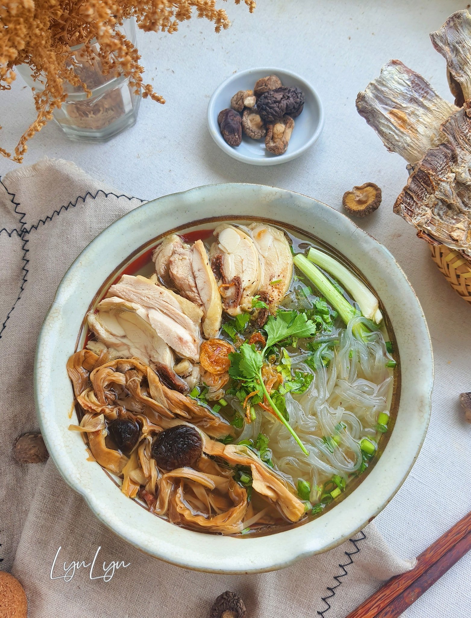 Dân Việt hướng dẫn bạn nấu miến gà với măng khô, hương vị thơm ngon tuyệt hảo.