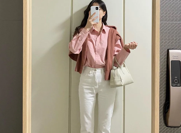  Mix đồ hồng và trắng chính là gợi ý dành cho ai thích style nữ tính. Nàng blogger khéo léo diện thêm áo cardigan buộc vòng qua cổ để cá tính mới mẻ hơn.