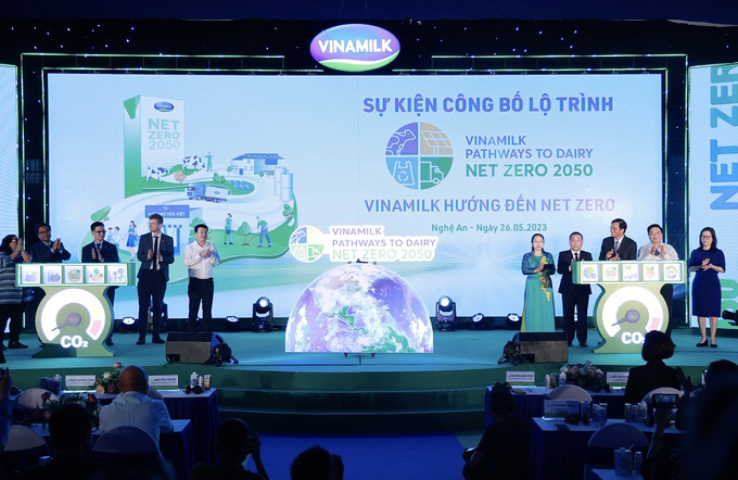  Các đại biểu cùng với Vinamilk thực hiện nghi thức công bố lộ trình hướng tới Net Zero 2050 tại sự kiện