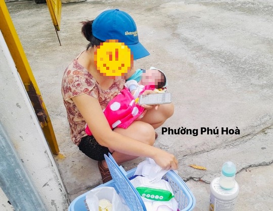  Thời điểm người dân phát hiện bé trai sơ sinh bị bỏ rơi trước cổng chùa (Ảnh: UBND phường Phú Hòa)
