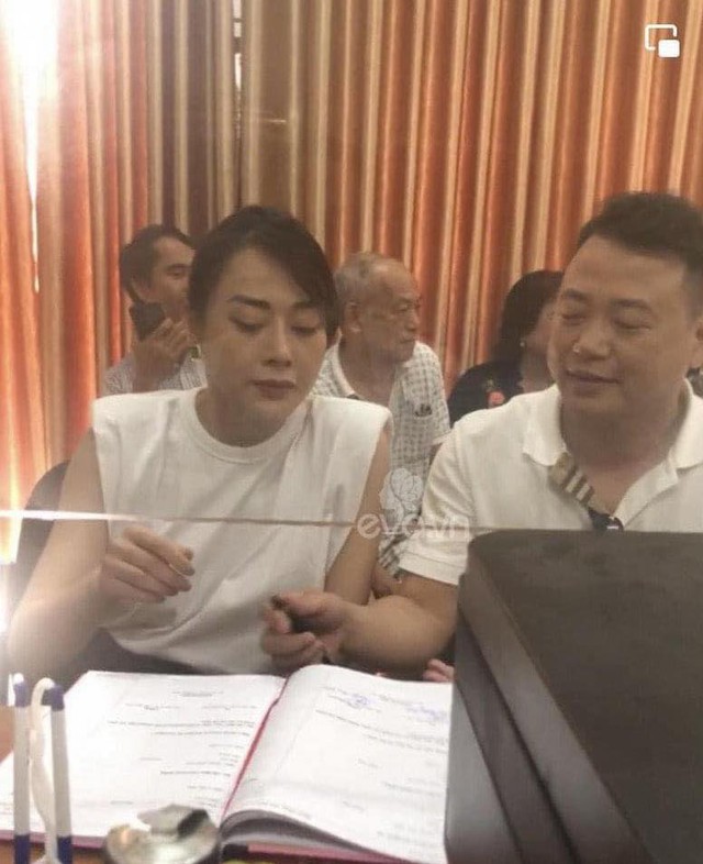  Khoảnh khắc Shark Bình và Phương Oanh nhận giấy đăng ký kết hôn gây xôn xao mạng xã hội ngày 15/6.