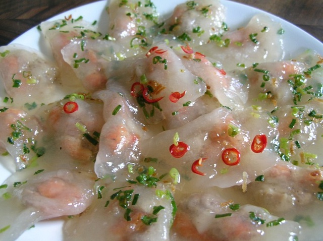  Bánh bèo đặc sản Hà Tĩnh khi ăn kết hợp cùng rau thơm, chấm nước mắm chua ngọt cho hương vị rất hấp dẫn