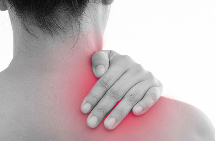  Viêm quanh khớp vai gây ra các cơn đau nhức ảnh hưởng lớn đến khả năng vận động bình thường của các khớp.