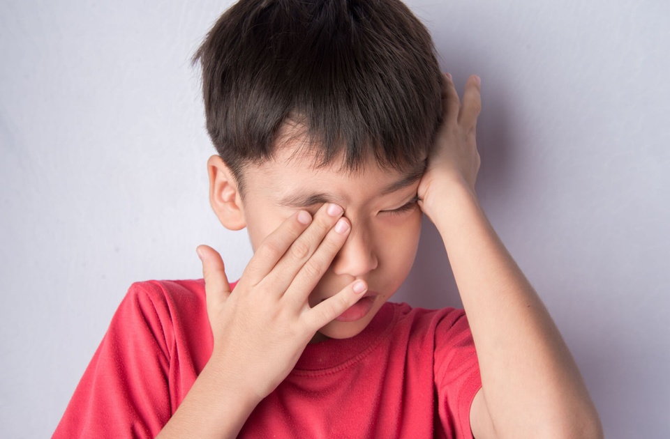  Trẻ thường dụi mắt liên tục khi bị khô mắt. Ảnh: Shutterstock.