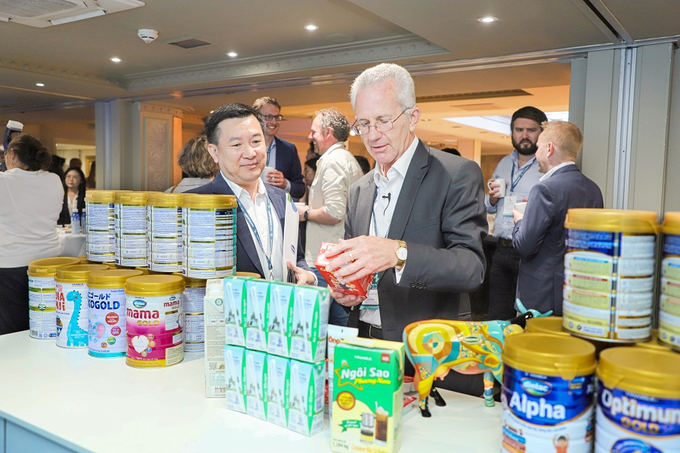  Chủ tịch Liên đoàn sữa quốc tế (IDF) quan tâm tìm hiểu về các sản phẩm sữa bột trẻ em của Vinamilk bên lề Hội nghị.