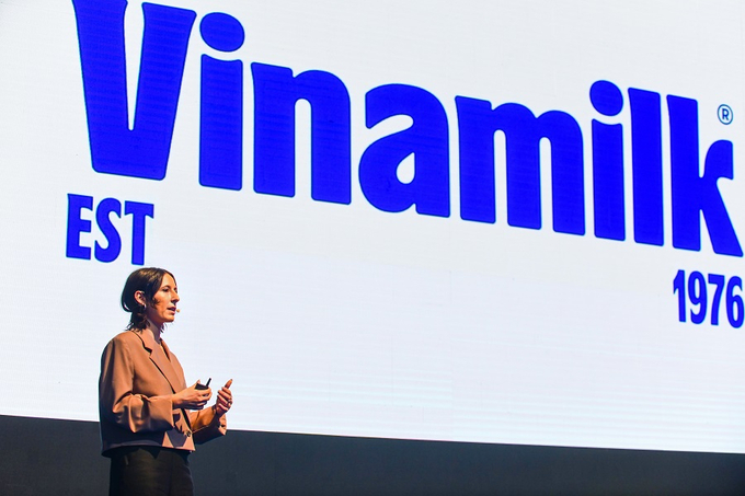  Bà Megan Bowker, Giám đốc Sáng tạo của Vinamilk chia sẻ bộ nhận diện thương hiệu mới lấy cảm hứng từ các giá trị di sản và cuộc sống người Việt.