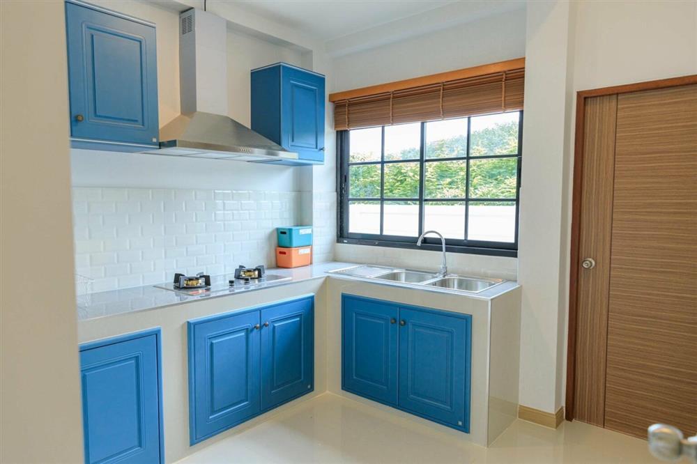  Tủ bếp màu trắng xanh giúp không gian cảm giác rộng hơn.