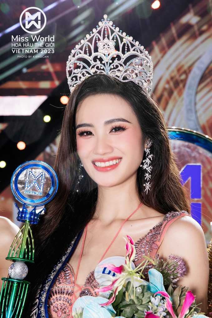  Giây phút Huỳnh Trần Ý Nhi trở thành tân Miss World Vietnam 2023.