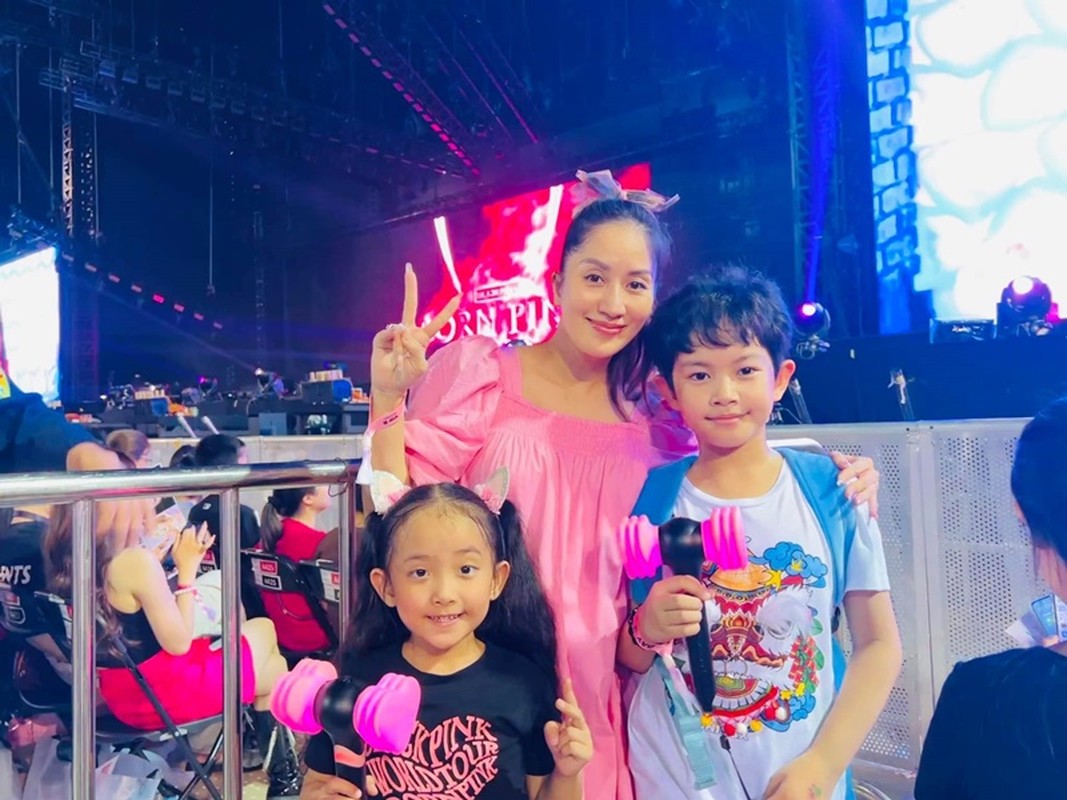  Ít ngày trước, Khánh Thi đưa các con đi xem concert BlackPink tại Hà Nội. Ảnh: FBNV.