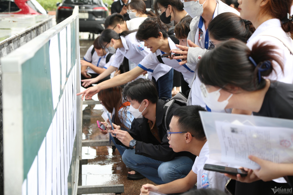  Thí sinh xem số báo danh tại điểm thi Trường THPT Hòn Gai, TP Hạ Long, Quảng Ninh - Ảnh: VietNamNet