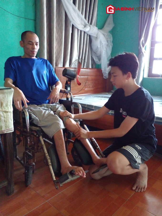  Anh Định bị liệt ngồi xe lăn suốt 12 năm qua nên mọi sinh hoạt như vệ sinh cá nhân đều do 2 con chăm sóc