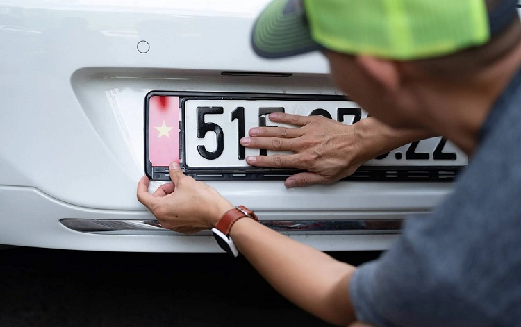 Từ ngày 15/8/2023, người bán xe không nộp lại biển số và giấy đăng ký sẽ bị phạt (ảnh minh họa).