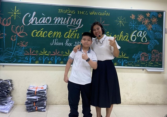  Thầy cô trường THCS Văn Quán (quận Hà Đông) đón học sinh lớp 6 năm học 2023-2024. Ảnh: VGP/Minh Anh