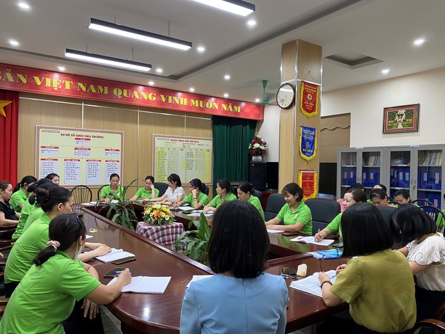  Trường Mầm non Văn Khê, quận Hà Đông tập trung bồi dưỡng chuyên môn, chuẩn bị cơ sở vật chất cho năm học mới. Ảnh: VGP/Minh Anh