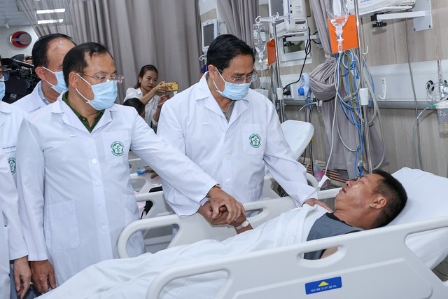  Thủ tướng tới Bệnh viện Bạch Mai, kiểm tra công tác cứu chữa những người gặp nạn 