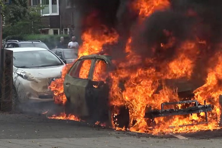  Chiếc xe điện Volkswagen ID.3 bùng cháy dữ dội và ảnh hưởng cả chiếc Nissan Leaf đỗ phía sau tại Groningen, Hà Lan vào tháng 8/2021. 
