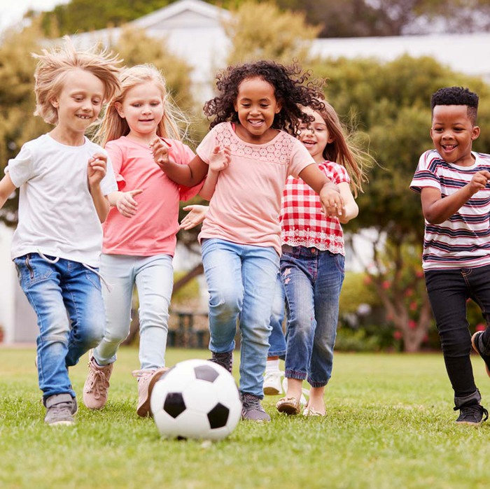  Khuyến khích trẻ tham gia các hoạt động vui chơi yêu thích để cải thiện tâm trạng và không có thời gian suy nghĩ về những sự kiện đau thương (Ảnh: Internet)