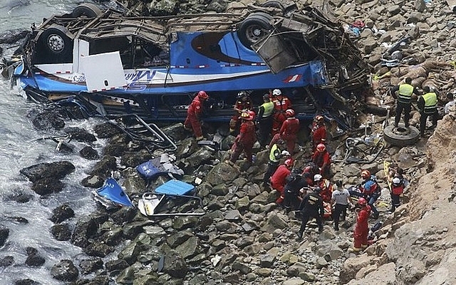 Hiện trường một vụ tai nạn xe buýt ở Peru. Ảnh: Andina/AP