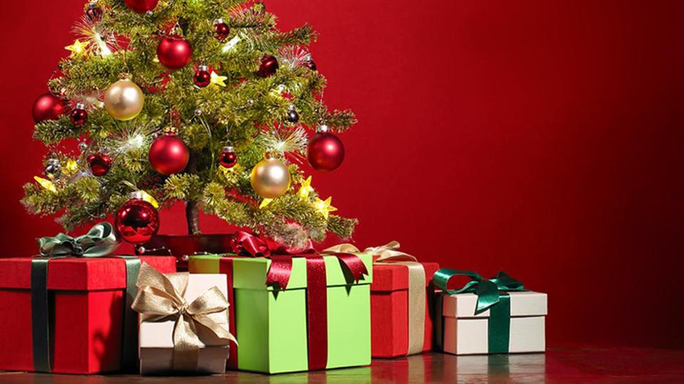  Tặng quà cho người thân là truyền thống trong mùa Giáng Sinh.