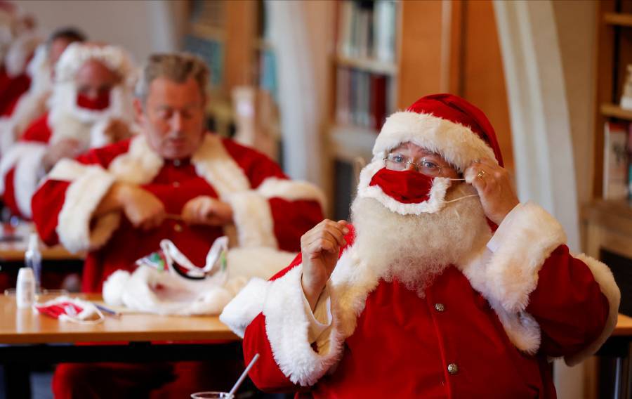  Hình ảnh các ông già Noel đang tất bật chuẩn bị cho mùa Giáng sinh
