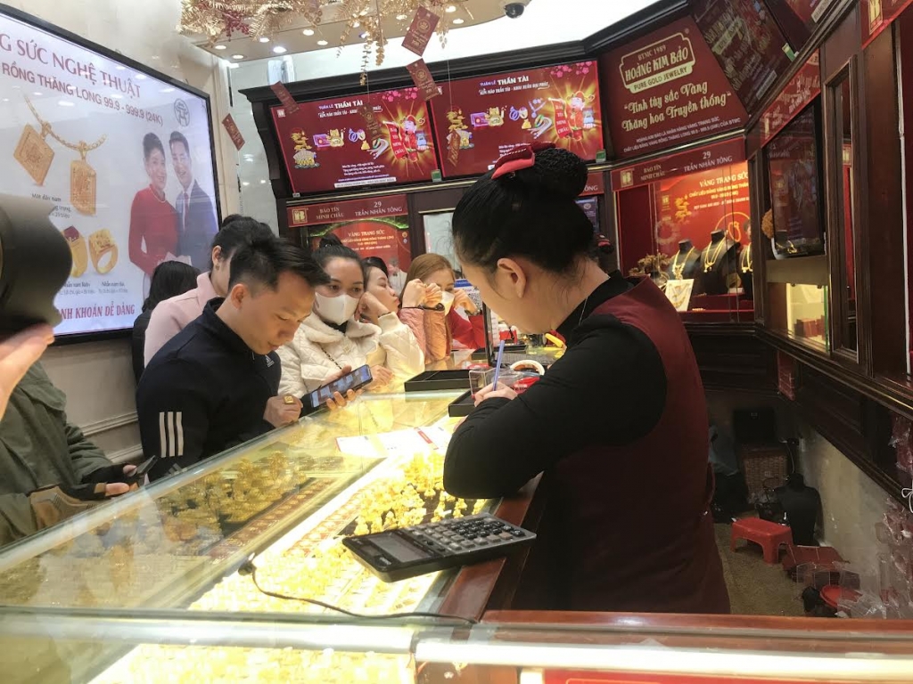  Khách hàng đang giao dịch vàng tại Bảo tín Minh Châu, Trần Nhân Tông, Hà Nội. Ảnh: Nguyễn Đăng.