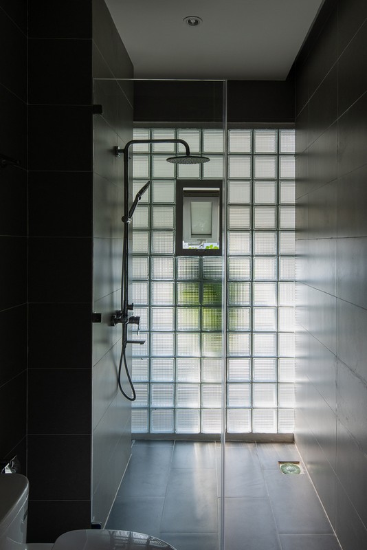  Phòng tắm nhỏ gọn, ốp gạch kính thay vì tường bê thông. Nguồn ảnh: Quang Trần