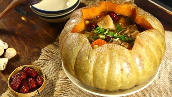  Gà hầm bí đỏ bổ dưỡng (Ảnh minh họa)