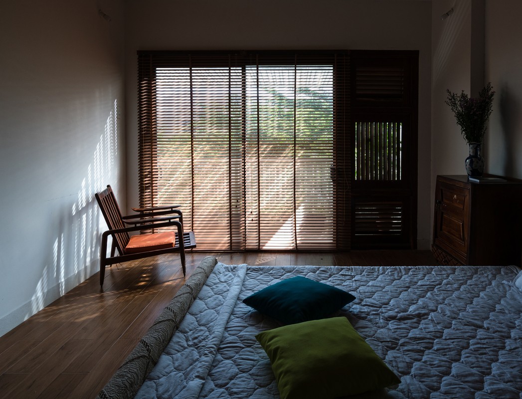  Phòng ngủ với tấm lam cửa chắn nắng, chắn gió vừa đủ vào nhà. Nguồn ảnh: Quang Trần
