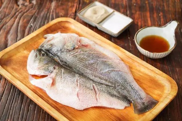 Ăn cá muối quá nhiều sẽ làm tăng gánh nặng cho gan, thận của trẻ, hoặc cũng có thể làm hại cho sức khỏe mạch máu. Ảnh: Internet