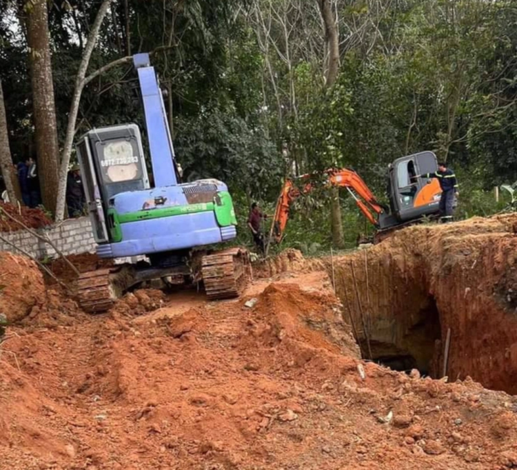  Hiện trường vụ sụt lún ở xã Ba Trại (huyện Ba Vì) khiến 2 người tử vong sáng 26/2 (Ảnh: Nguyễn Phương).