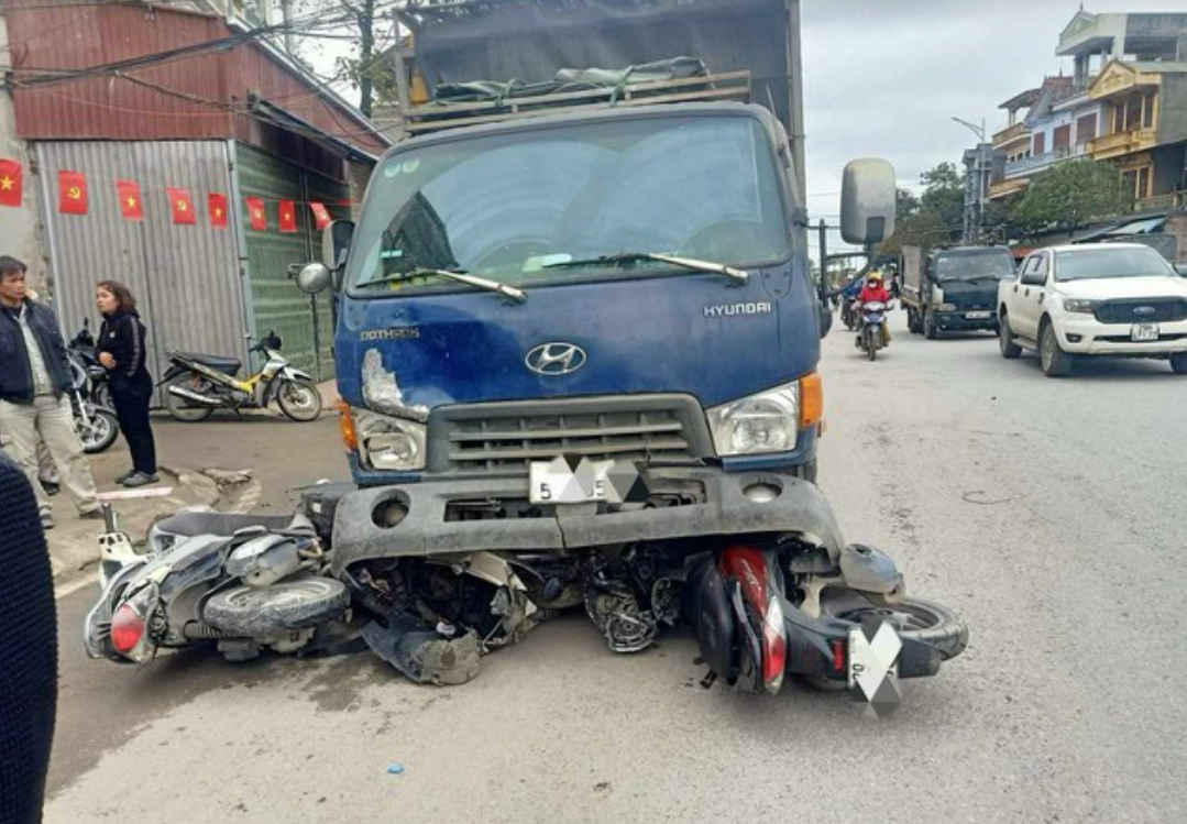  Hiện trường xe tải đâm vào 4 xe máy, khiến 1 người tử vong tại Hà Nội - Ảnh: Báo Dân trí