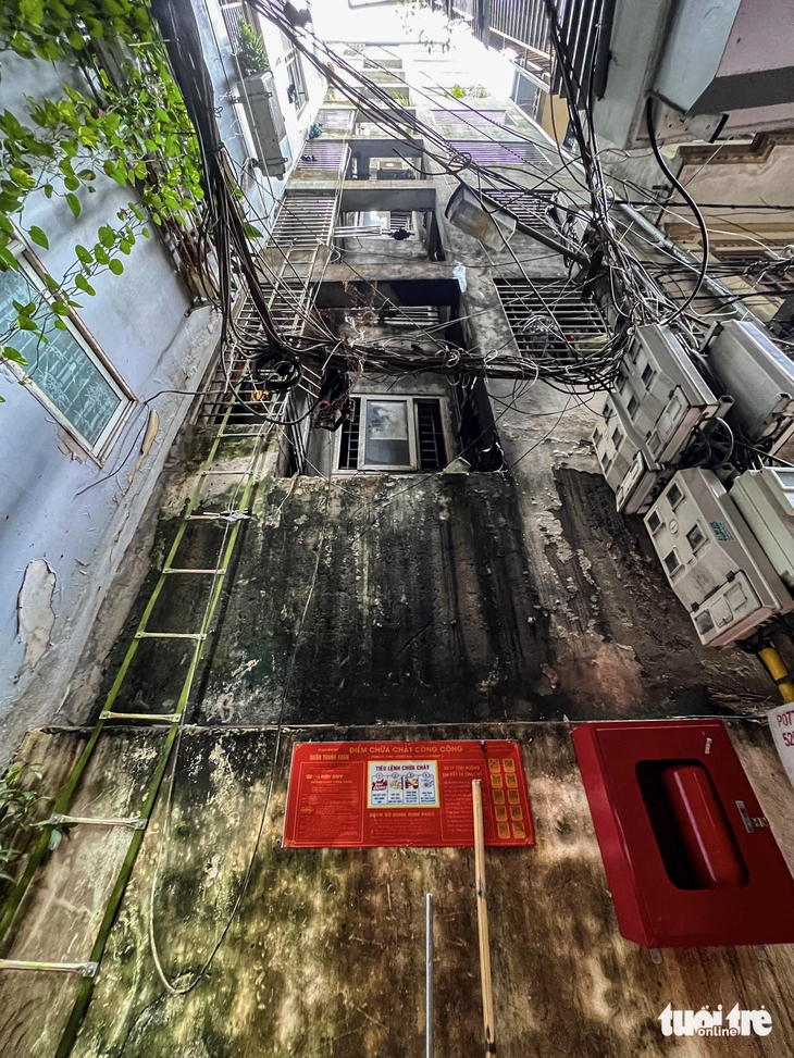  Tòa chung cư mini cháy rụi sau đám cháy kinh hoàng - Ảnh: Tuổi Trẻ