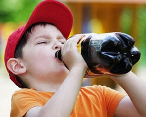  Trẻ bị đái tháo đường sẽ khát nước liên tục, thèm uống nước ngọt nhiều hơn (Ảnh minh họa)