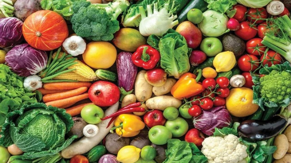  Ăn thực phẩm ít chất béo bão hòa, ăn nhiều trái cây, rau quả và cung cấp đủ chất xơ cho cơ thể mỗi ngày rất tốt cho tim mạch. (Ảnh minh họa)