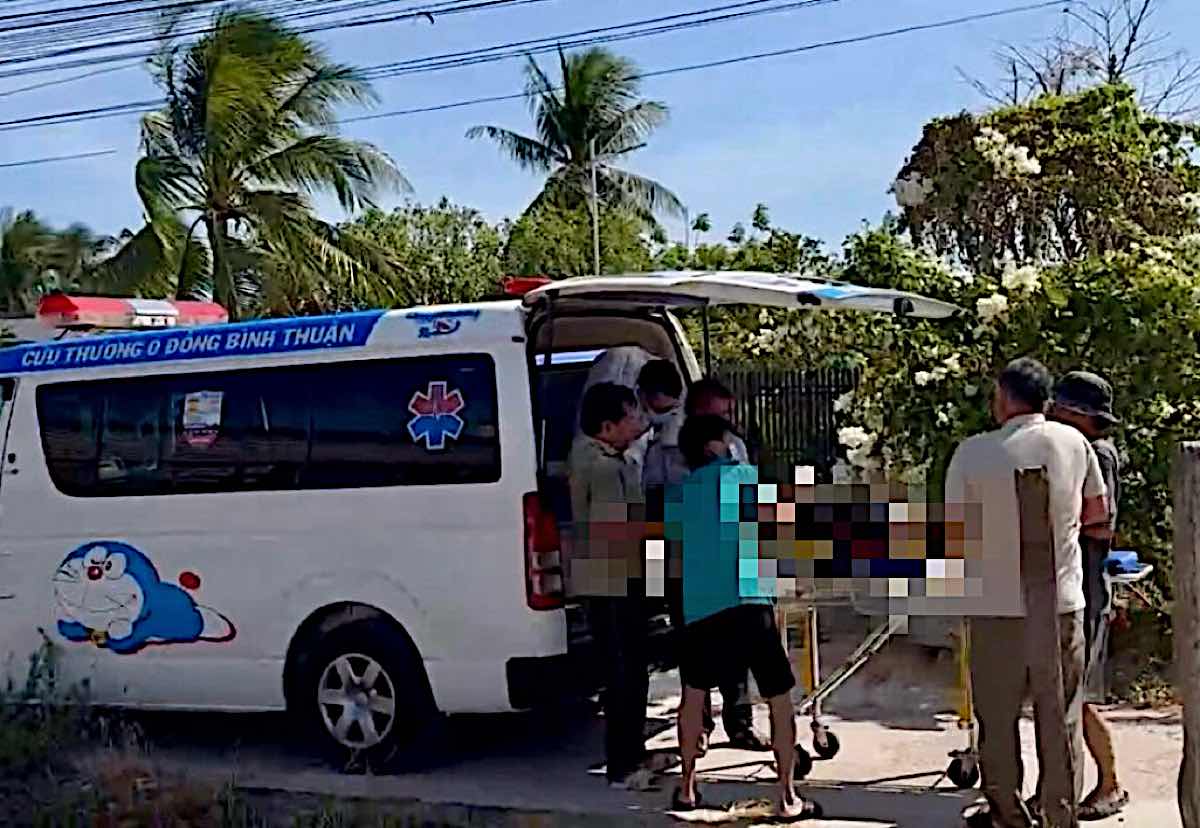 Xe cứu thương đưa nạn nhân về nhà - Ảnh: Báo Lao Động
