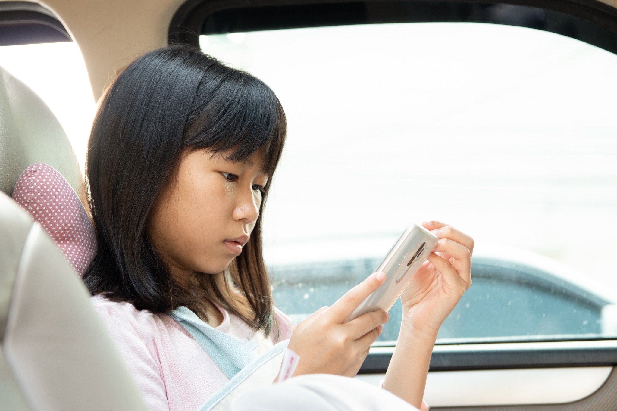  Việc trẻ em sử dụng điện thoại quá nhiều gây ra những hệ lụy về sức khỏe sau này (Ảnh minh hoạ)