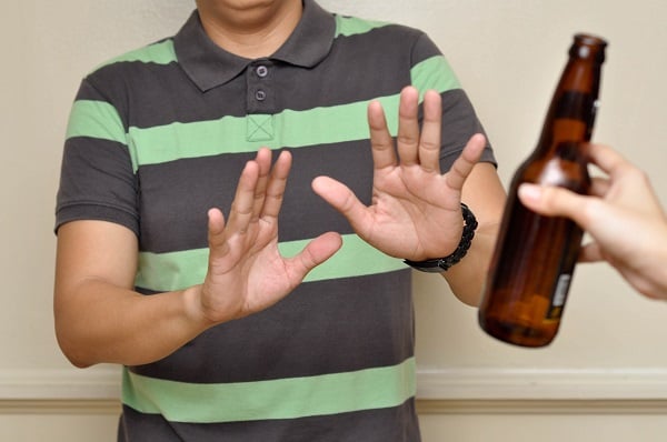 Để hạ men gan bạn không nên uống bia rượu (Ảnh minh họa)