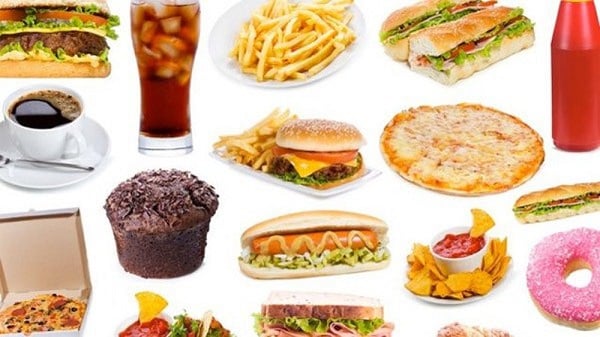 Tiêu thụ nhiều đồ ăn nhanh có thể khiến men gan tăng cao (Ảnh minh họa)