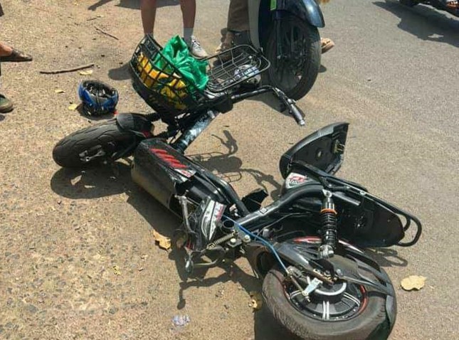  Xe cấp cứu tông xe đạp điện trên quốc lộ 26 qua Đắk Lắk khiến một học sinh tử vong - Ảnh: Báo Tiền Phong