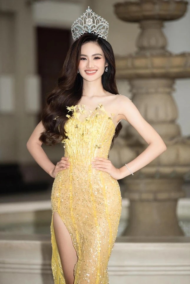  Hoa hậu Huỳnh Trần Ý Nhi sinh năm 2002 tại Bình Định, chiều cao 1,75 m, số đo 3 vòng: 84-60-94 cm.