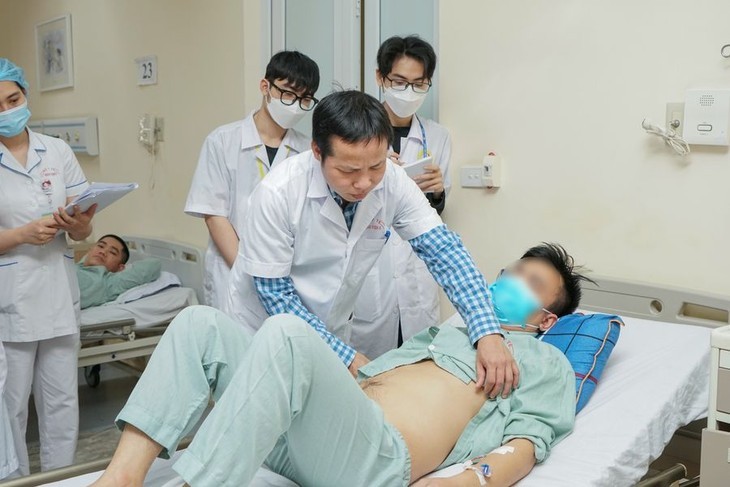  TS.BS Nguyễn Đình Liên thăm khám cho bệnh nhân sau phẫu thuật.