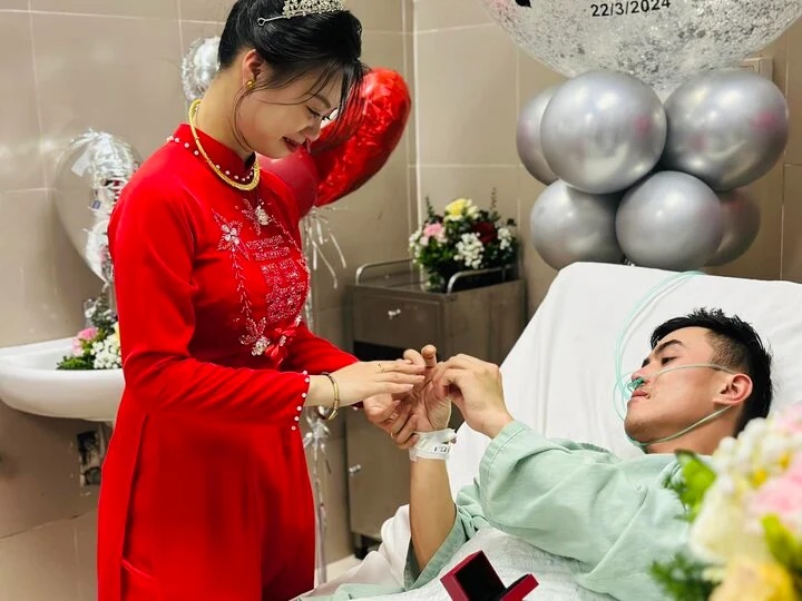  Cặp đôi đã trao nhẫn cưới cho nhau tại phòng bệnh - Ảnh: VTC News